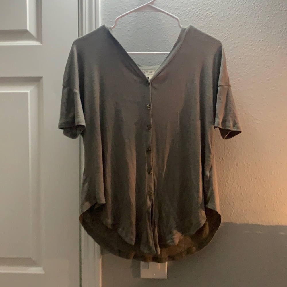 Pink Republic tee, size sm, sage green